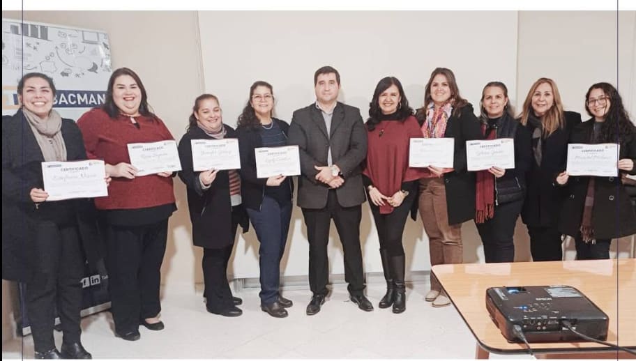 Grupo de participantes con certificados — edición anterior